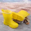 Galochas Infantis para Meninos e Meninas, Alunos do Ensino Fundamental, Antiderrapantes, Impermeáveis, Forradas com Lã, Sapatos de Borracha Quentes, Botas Curtas para Crianças Maiores em Dias Chuvosos
