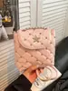 Mochila Feminina Estilo Chanel, Bolsa de Viagem Leve, Nova de 2026 Verão Acolchoada com Corrente Mochila de Nicho para o Dia a Dia