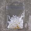Manicura popular en línea popular flor blanca pequeña tamaño mixto flor blanca de cinco pétalos con pequeña bola de acero decoración de uñas de resina tridimensional