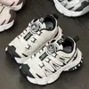Zapatillas Deportivas Infantiles 2026 Primavera y Otoño Estilo Nuevo Hebilla Giratoria Zapatos de Senderismo para Niños Transpirables y Resistentes al Desgaste Zapatos Tipo Papá para Niñas Modernos