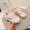 Tênis infantis de sola macia 2026, sapatos de treino alemães antiderrapantes versáteis, sapatos esportivos de couro de mola antiderrapantes para meninos e meninas