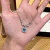 Flor de Hielo Cubo de Azúcar Cuadrado Cubo de Azúcar Azul Brillante Collar Cadena para Clavícula Accesorio Nuevo Estilo de Lujo Ligero Diseño de Nicho 2026