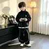 Traje Masculino Estilo Primavera e Outono 2026 Novo Conjunto de Duas Peças com Moletom e Calça para Crianças de Tamanho Médio e Grande Meninos Outono Estiloso Tendência