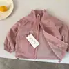 Chaqueta de Primavera y Otoño para Niños Estilo Coreano 2026 Nuevo Estilo para Niños y Niñas Cortavientos Estilo Coreano Elegante Ropa de Primavera Chaqueta con Cuello Alto y Cremallera