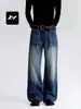 Jeans de mezclilla lavada estilo vintage con efecto bigote de gato, diseñados para hombres y mujeres, con corte holgado, estilo versátil y una silueta casual de pierna curva.