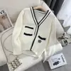 Nuevo cárdigan de punto ajustado con flores de cuentas de industria pesada de color de contraste para otoño e invierno, abrigo elegante corto estilo Chanel para mujer