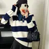 Novo suéter confortável estilo europeu com retalhos de jeans, tricô falso de duas peças, modelagem que afina a silhueta, caimento solto, blusa de manga longa, design exclusivo