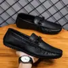 Mocassins Masculinos 2026 Novos Versáteis Tendência Casuais Outono Finos Slip-On Preguiçosos Masculinos Sapatos de Couro