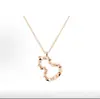 Collar de Calabaza de Gama Alta Chapado en Oro Rosa de 18 Quilates con Colgante de Ágata Roja Natural y Nácar Blanco, Doble Calabaza Incrustada con Diamantes