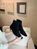 Estilo Novo Outono/Inverno 2026 Bico Quadrado Salto Agulha Estilo Europeu e Americano Botas Curtas Suede Plissado Botas de Moda em Preto, Damasco e Café para Mulheres