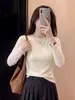 Camiseta básica feminina cinza floral de gola redonda e manga longa, nova coleção outono 2026, corte justo, estilosa e versátil para usar em camadas ou sozinha.