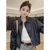 Chaqueta corta de cuero de alta gama con cuello mao, nueva colección otoño 2026 para mujer, corte holgado, efecto adelgazante, versátil y con estilo biker