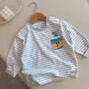 Camiseta de manga larga a rayas azules para niño, nuevo estilo de otoño, top infantil de cuello redondo con bolsillos, moderno y a la moda