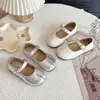 Sapatos de couro femininos fofos 2026 nova moda infantil primavera e outono, sapatos casuais versáteis