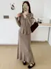Nuevo Conjunto de Punto de Dos Piezas para Mujer Otoño/Invierno 2026: Cárdigan Suéter de Punto con Escote en V y Flores Tridimensionales + Falda de Cintura Alta Estilo Suave