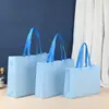 Bolsas de tela no tejida tridimensionales, gruesas, en stock y de moda, adecuadas para tiendas de ropa, centros comerciales y como bolsas de compras ecológicas.; se puede personalizar con un logo