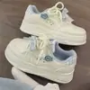 Zapatillas blancas de lindo diseño gatuno para mujer, nuevo estilo 2026, versátiles, diseño de nicho, suela plana, casuales, ligeras y cómodas para estudiantes