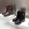 Botas Martin de tacón bajo simples estilo coreano para mujer 2026 Otoño/Invierno Nuevas Versátiles de Moda Suela Suave Adelgazantes Punta Redonda Caña Cilindro Botines Cortos