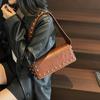 Bolsa de Mão Fashionable de Luxo Leve com Tachas para Mulheres Outono 2025 Nova Tendência de Nicho Retro Bolsa de Ombro Único para Axila