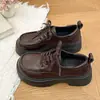 Mocassins femininos de sola grossa, novo estilo outono 2026, com cadarço, estilo britânico, sapatos de couro versáteis que aumentam a altura para mulheres