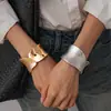 Pulsera Ovalada Abierta Irregularmente Plegada de Heavy Metal Europeo y Americano Joyería de Mano Personalizada de Nicho Transfronterizo de Alta Gama