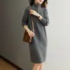 Vestido de Tricô Estilo Francês para Mulheres Outono e Inverno 2026 Feminino com Meio Zíper Solto Casual de Manga Longa com Gola Alta