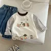 Nova camisa básica de algodão puro com manga listrada para meninos, camiseta infantil de outono com estampa de desenho animado de manga longa, top estiloso para meninos e meninas