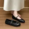 Corrente com Padrão de Diamante Feminina Estilo Francês Primavera 2026 Novos Sapatos Baixos Mary Jane, Sapatos Baixos de Bico Baixo, Sapatos Pretos Estilo Chanel para o Dia a Dia