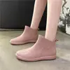 Botas de lluvia de moda transfronterizas para mujer, zapatos de goma antideslizantes para cocina, forrados de felpa para abrigar, adecuados para usar al aire libre, estilo coreano, versátiles, impermeables e ideales para lavar el coche