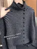 Estilo Old Money Cuello Alto Súper Bonito Rayas Mujer Otoño e Invierno 2025 Nuevo Cárdigan de Punto Abotonado Chaqueta Suéter Versátil