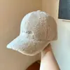 Gorro Bordado de Lana de Cordero Cálido para Otoño e Invierno para Mujer, Ala Plana de Moda Versátil Gorra de Béisbol para Protección contra el Frío para Parejas