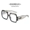 Nuevas gafas retro de montura cuadrada con patillas anchas, montura grande, efecto adelgazante, diseño de etiqueta dorada de lujo ligero, gafas planas versátiles para el día a día