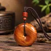 Colar Pingente Fivela Ping'an de Madeira de Pessegueiro Antiga Corrente Pingente Esculpido em Madeira Ornamento Artesanato Brincável Item Pequeno Tecido Retro