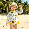 Um Essencial para a Praia! Touca de Natação Fofa com Laço + Conjunto de Maiô de Duas Peças para Bebês Meninas