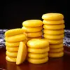 El pastel de arroz de maíz es puramente hecho a mano, una auténtica especialidad de Hunan, hecho de granos enteros y cereales mixtos, empaquetado individualmente, adecuado para el desayuno o como sustituto de comida.