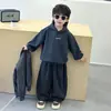 Conjunto Masculino de Primavera e Outono Infantil Estilo Coreano Moda Jaqueta Estilosa 2026 Novo Moletom com Capuz Calça Casual Conjunto de Três Peças