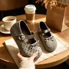 Sapatos da moda com estampa de bolinhas que fazem seus pés parecerem mais claros e finos, e podem ser combinados com vestidos florais ou jeans para criar um look estiloso