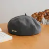 Boina de lã vintage para outono e inverno, chapéu abóbora simples com bordado de letra estilo coreano, chapéu octogonal, chapéu de artista versátil para mulheres
