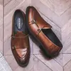 Transfronterizo talla grande transfronterizo retro estilo artístico slip-on zapatos de hombre moda pasarela Negocios punta zapatos de cuero para hombre
