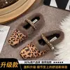 Pantuflas peludas de estampado de leopardo estilo francés para mujer, nuevo modelo otoño e invierno 2026, mules cerrados adornados con cadena, zapatos de algodón afelpado