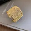 Pulsera de metal trenzada plisada multicapa abierta de estilo europeo y americano, una pulsera de moda de banda ancha exagerada, un accesorio delicado y versátil