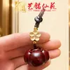 Palo de rosa y sándalo verde tallado de dibujos animados lindo oso fresa cadena para teléfono llavero decoración de mochila accesorio colgante portátil