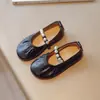 Sapatos de Couro para Meninas 2026 Novo Estilo Sapatos Estilosos de Princesa para Menininhas Mocas para Primavera e Outono Sapatos Macios para Crianças Sapatos de Bebê Anti-Gotejamento