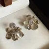 Brincos Flor de Café Dourada Retrô para Outono e Inverno, Presilhas de Orelha Espirais de Moda de Luxo Leve para Orelhas Não Perfuradas