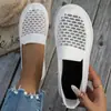 Sapatos Vazados de Solado Macio Cruzados Europeus e Americanos Outono 2026 Sapatos para Mãe com Furos Respiráveis Antiderrapantes Femininos Venda por Atacado