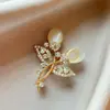 Broche de Hoja Dorada para Mujer, Pin de Moda Exquisito de Gama Alta para Traje, Accesorio de Abrigo de Nuevo Estilo de Lujo Ligero