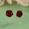 Exquisitos brincos e clipes de resina com flores, perfeitos para o uso diário, adicionando um toque de elegância e uma vibe suave e feminina ao seu visual. Estes acessórios delicados são ideais para criar uma estética charmosa e estilosa