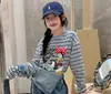 Conjunto de overol de mezclilla para niñas estilo coreano, nuevo para otoño 2026, conjunto de dos piezas de camiseta a rayas y camiseta para niños, atuendo moderno