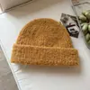 Venta al por mayor de fábrica de gorros de punto listos para enviar, sencillos, suaves y acogedores para hombres y mujeres, con una mezcla de lana para mayor calidez y protección para los oídos en invierno