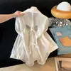 Camisa con protección solar de manga larga para mujer, con diseño único, de punto fino para verano, con mariposa bordada y abertura de amarre